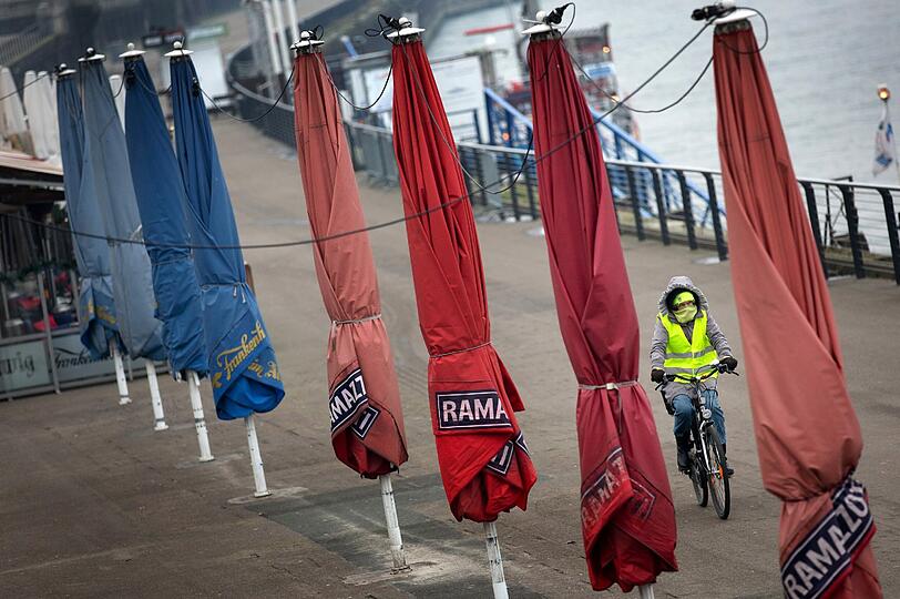 Die Schirme am Rheinufer in Düsseldorf sind wetterfest verpackt. Ausläufer des Okantiefs "Xaver" werden ab dem Nikolaustag Sturm und Schnee nach Nordrhein-Westfalen bringen.
