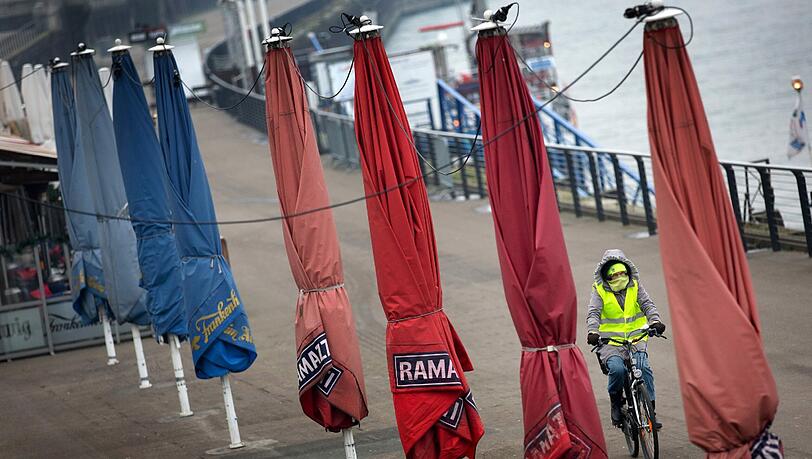 Die Schirme am Rheinufer in Düsseldorf sind wetterfest verpackt. Ausläufer des Okantiefs "Xaver" werden ab dem Nikolaustag Sturm und Schnee nach Nordrhein-Westfalen bringen. Die Schirme am Rheinufer in Düsseldorf sind wetterfest verpackt. Ausläufer des Okantiefs "Xaver" werden ab dem Nikolaustag Sturm und Schnee nach Nordrhein-Westfalen bringen.