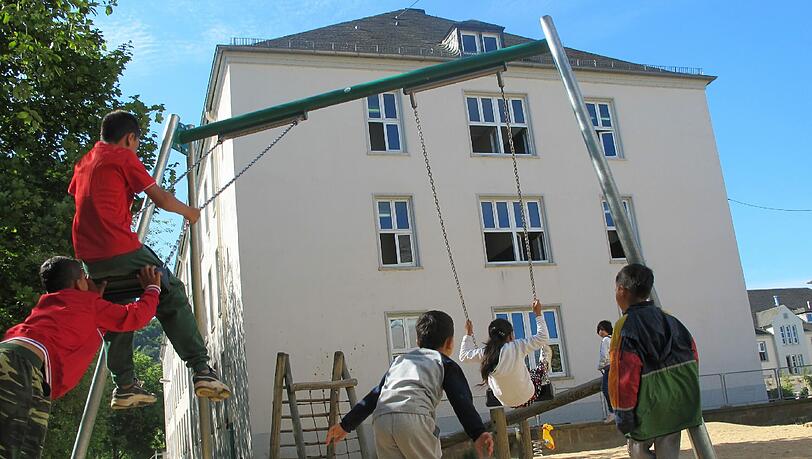 Laut "Pro Asyl" müssen Flüchtlinge die Möglichkeit erhalten, dort Schutz zu suchen, wo sich ihre Familien und Angehörigen befinden. Laut "Pro Asyl" müssen Flüchtlinge die Möglichkeit erhalten, dort Schutz zu suchen, wo sich ihre Familien und Angehörigen befinden.