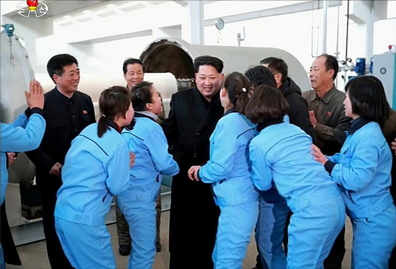 Nordkoreas Diktator Kim Jong Un besucht eine Fabrik und wird gefeiert wie ein Popstar.