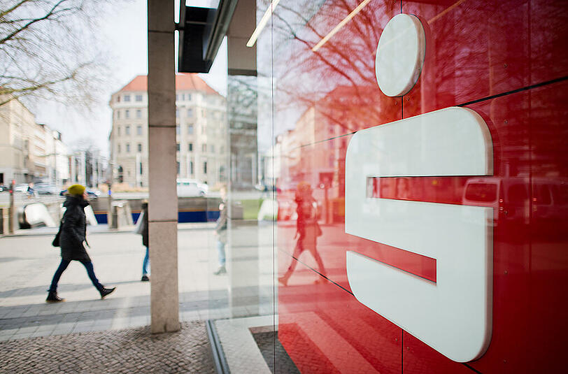 Niedrige Zinsen und teure Regulierung machen Deutschlands Sparkassen zu schaffen. Foto: Julian Stratenschulte