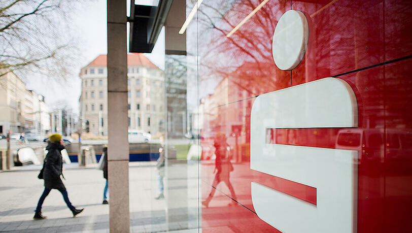 Niedrige Zinsen und teure Regulierung machen Deutschlands Sparkassen zu schaffen. Foto: Julian Stratenschulte Niedrige Zinsen und teure Regulierung machen Deutschlands Sparkassen zu schaffen. Foto: Julian Stratenschulte