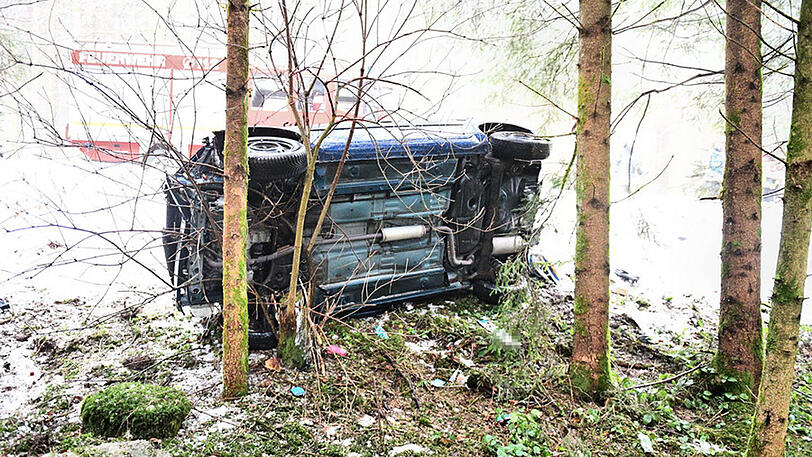 Eine junge Frau hat sich bei Traunstein mit ihrem Auto überschlagen.