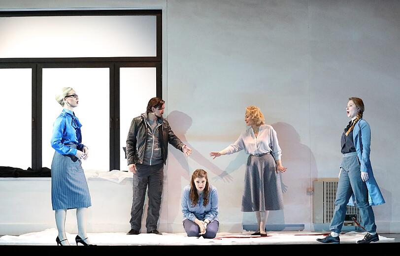 Szene aus "The Consul" in der Regie von Christiane Lutz im Cuvilliéstheater.