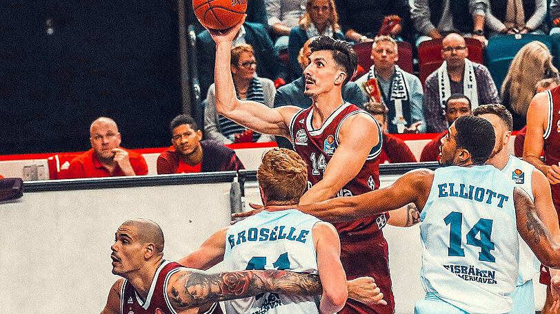 Setzen sich mit den Bayern-Basketballern bei Bremerhaven durch: Nihad Djedovic (M.) und Maik Zirbes (l.).