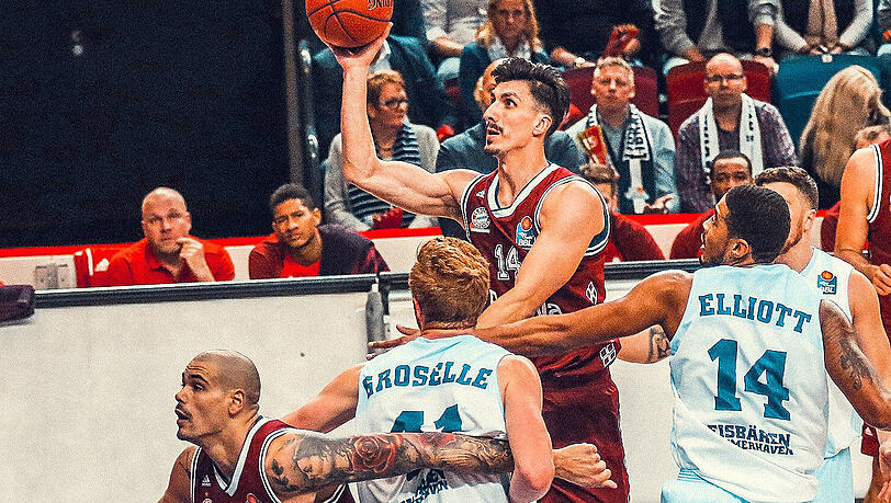 Setzen sich mit den Bayern-Basketballern bei Bremerhaven durch: Nihad Djedovic (M.) und Maik Zirbes (l.). Setzen sich mit den Bayern-Basketballern bei Bremerhaven durch: Nihad Djedovic (M.) und Maik Zirbes (l.).