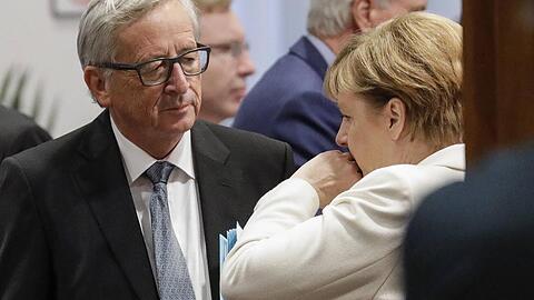 Ziemlich müde: Angela Merkel mit Jean-Claude Juncker Ende Oktober in Brüssel.