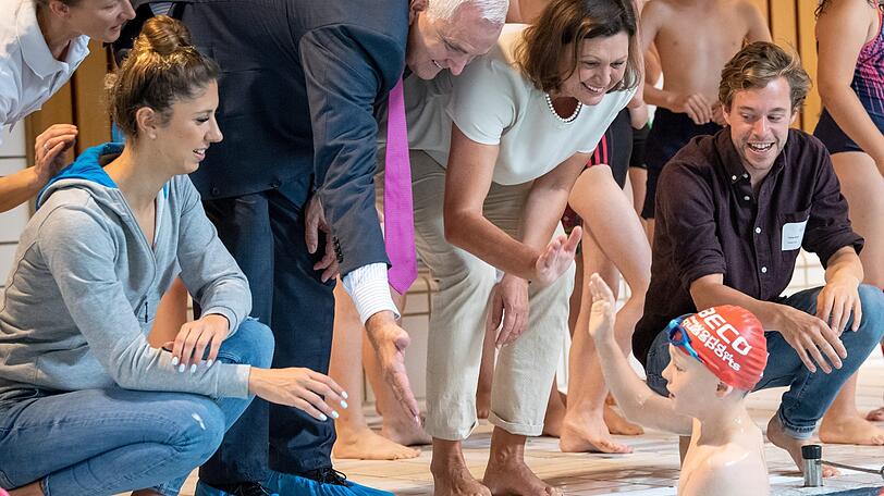 Schwimmerin Alexandra Wenk, Leonhard Stärk, Landesgeschäftsführer des BRK in Bayern, Ilse Aigner, Präsidentin des Bayerischen Landtags und Schirmherrin des Pilotprojektes "Bayern schwimmt" sowie Schauspieler Tobias Krell (von links), beim Start der Aktionswoche in Holzkirchen..