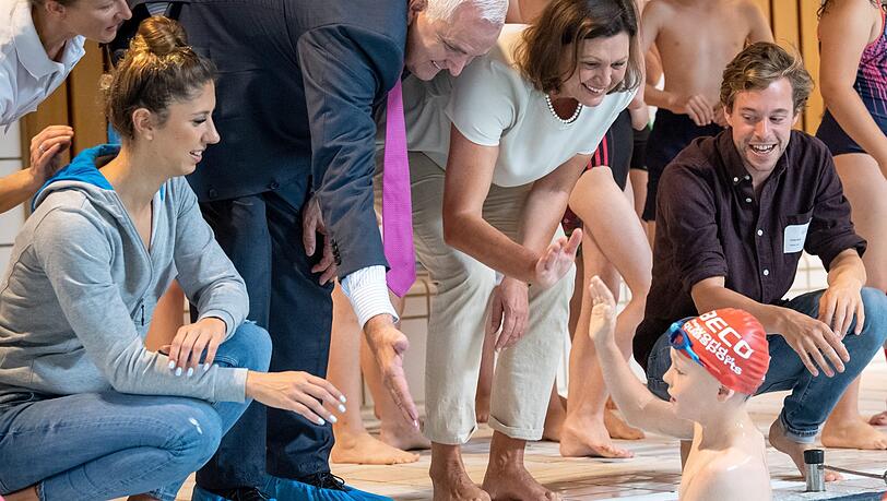 Schwimmerin Alexandra Wenk, Leonhard Stärk, Landesgeschäftsführer des BRK in Bayern, Ilse Aigner, Präsidentin des Bayerischen Landtags und Schirmherrin des Pilotprojektes "Bayern schwimmt" sowie Schauspieler Tobias Krell (von links), beim Start der Aktionswoche in Holzkirchen.. Schwimmerin Alexandra Wenk, Leonhard Stärk, Landesgeschäftsführer des BRK in Bayern, Ilse Aigner, Präsidentin des Bayerischen Landtags und Schirmherrin des Pilotprojektes "Bayern schwimmt" sowie Schauspieler Tobias Krell (von links), beim Start der Aktionswoche in Holzkirchen..