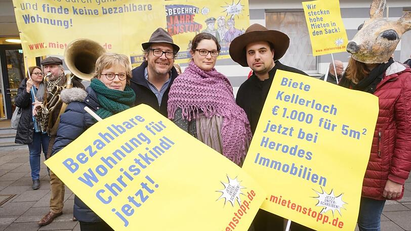 Die schwangere Louisa Pehle (Mitte) und der Handwerker Riad El Sabbagh (r.) demonstrieren bei der Aktion des Volksbegehrens Mietenstopp. Mit dabei sind Natascha Kohnen (SPD, l.) und Matthias Weinzierl.