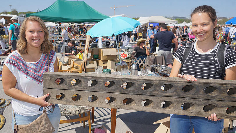 Weinregal ergattert: Projektmanagerin Rafaela Sieben (29) und Reporterin Verena Schälter (30) am Samstag beim Flohmarkt auf der Theresienwiese. Weinregal ergattert: Projektmanagerin Rafaela Sieben (29) und Reporterin Verena Schälter (30) am Samstag beim Flohmarkt auf der Theresienwiese.