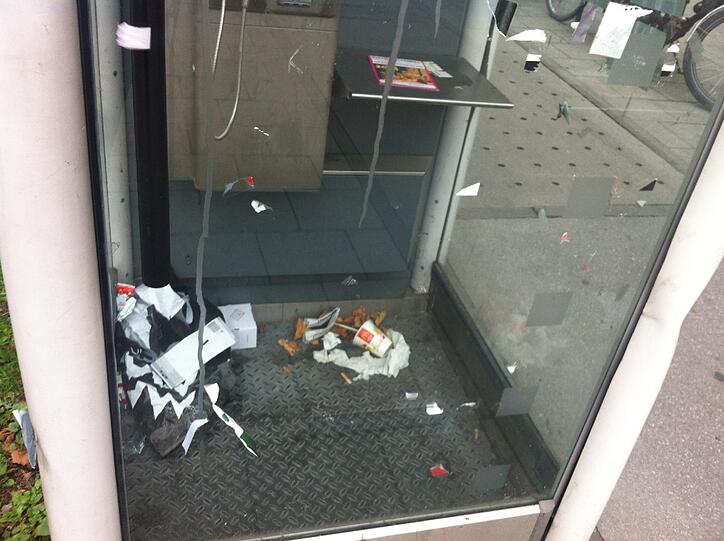 Viel Müll dort, wo eigentlich keiner sein sollte: Eine Telefonzelle in der Sonnenstraße.