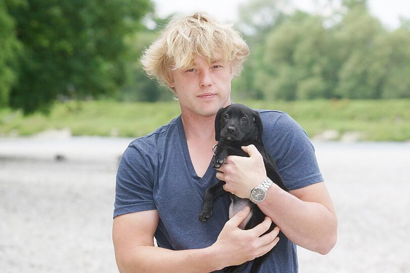 David mit Hund &bdquo;Frida&ldquo;: &bdquo;Ich weiß nicht, ob ihr das Casting Spaß macht, aber sie macht das ganz professionell und gelassen. Natürlich würde ich mich freuen, wenn Frida gewinnt. Dann würde es ja ein kleines Preisgeld geben. Frida, schau mal in die Kamera, jetzt wirst Du zum Werbestar!&ldquo;