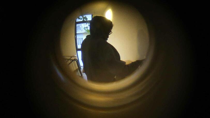 Die Männer gaben sich als Paketboten aus - sie wollten den 73-Jährigen ausrauben. (Symbolbild)