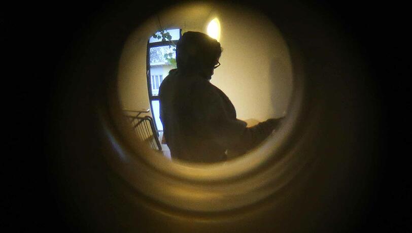 Die Männer gaben sich als Paketboten aus - sie wollten den 73-Jährigen ausrauben. (Symbolbild) Die Männer gaben sich als Paketboten aus - sie wollten den 73-Jährigen ausrauben. (Symbolbild)