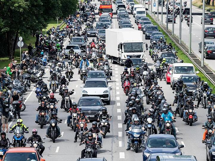 Motorradfahrer nehmen an einer Motorrad-Demo teil. Foto: Matthias Balk/dpa/Archivbild