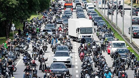 Motorradfahrer nehmen an einer Motorrad-Demo teil. Foto: Matthias Balk/dpa/Archivbild