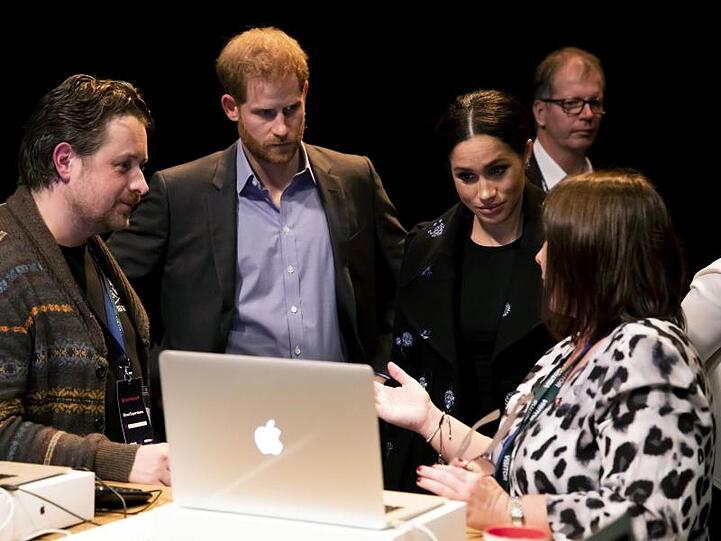 Prinz Harry (2.v.l.) und Herzogin Meghan mit Freiwilligen von "Shout".