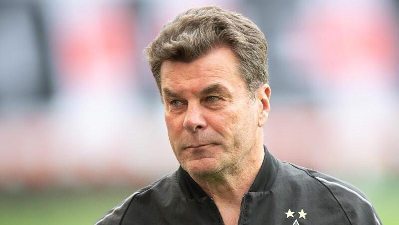 Trainer Dieter Hecking vor Spielbeginn. Foto: Sebastian Gollnow/Archivbild Trainer Dieter Hecking vor Spielbeginn. Foto: Sebastian Gollnow/Archivbild