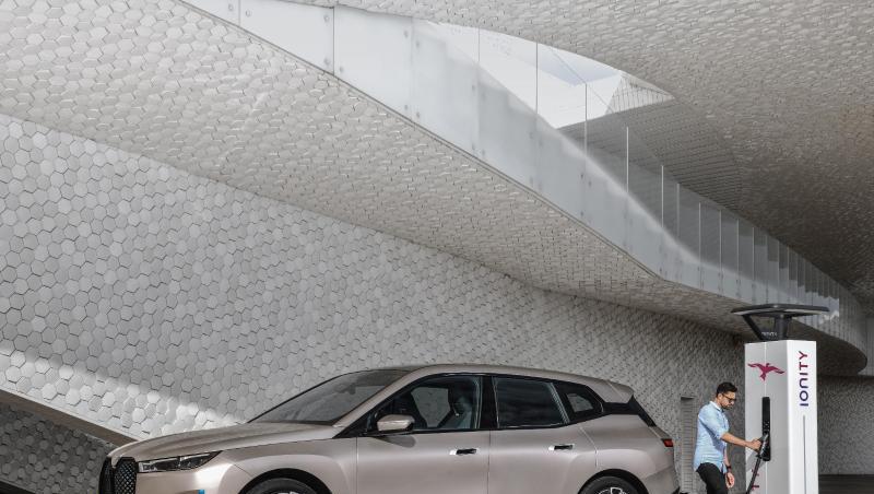Der elektrische SUV iX von BMW. Zwei Jahre nach der Vorstellung des Konzeptfahrzeugs iNext hat BMW den vollelektrischen Luxus-SUV jetzt erstmals so präsentiert, wie er im November nächsten Jahres bei den Händlern stehen soll.