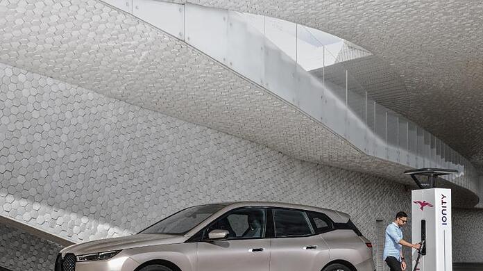 Der elektrische SUV iX von BMW. Zwei Jahre nach der Vorstellung des Konzeptfahrzeugs iNext hat BMW den vollelektrischen Luxus-SUV jetzt erstmals so präsentiert, wie er im November nächsten Jahres bei den Händlern stehen soll.