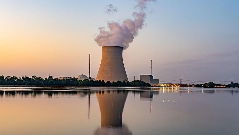 Wasserdampf steigt aus dem Kühltum des Atomkraftwerks (AKW) Isar 2 in Essenbach.