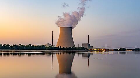 Wasserdampf steigt aus dem Kühltum des Atomkraftwerks (AKW) Isar 2 in Essenbach.