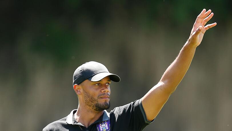 Vincent Kompany, damals Spielertrainer von RSC Anderlecht, winkt bei einer Trainingseinheit während eines Trainingslagers zur Vorbereitung auf die neue Saison.