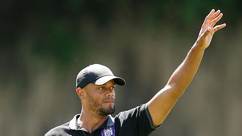 Vincent Kompany, damals Spielertrainer von RSC Anderlecht, winkt bei einer Trainingseinheit während eines Trainingslagers zur Vorbereitung auf die neue Saison.
