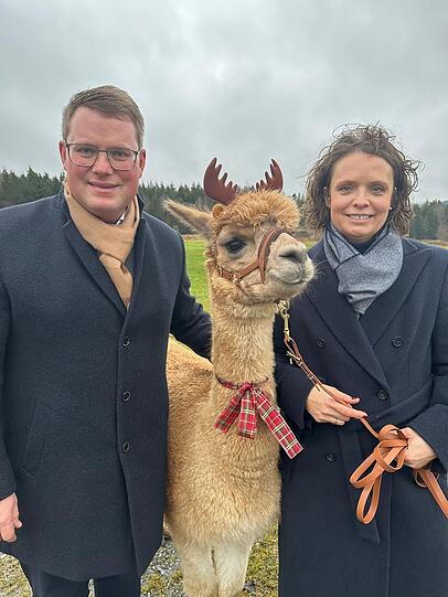 Holger Grießhammer, seine Frau Nicole und Alpaka "Geysir". Holger Grießhammer, seine Frau Nicole und Alpaka "Geysir".
