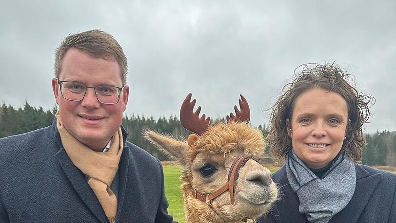 Holger Grießhammer, seine Frau Nicole und Alpaka "Geysir". Holger Grießhammer, seine Frau Nicole und Alpaka "Geysir".