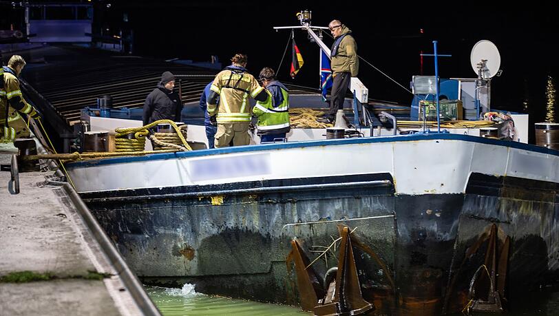 Einsatzkräfte brachten vorsorglich eine Ölsperre an dem havarierten Schiff an. Einsatzkräfte brachten vorsorglich eine Ölsperre an dem havarierten Schiff an.