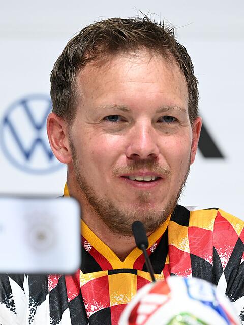 Julian Nagelsmann spricht bei der Pressekonferenz.