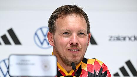 Julian Nagelsmann spricht bei der Pressekonferenz.