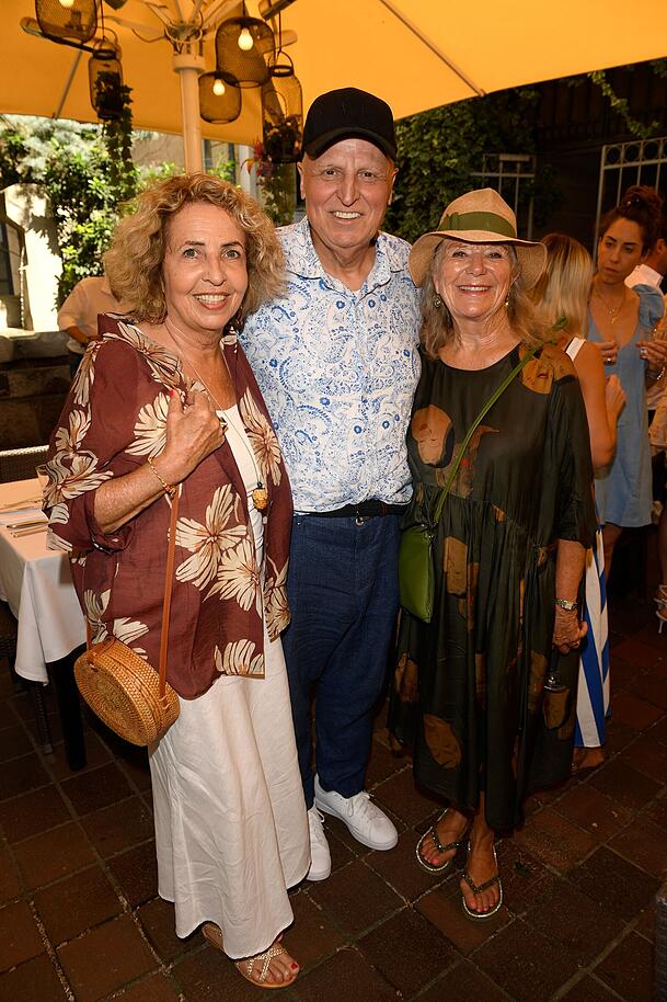 Gemeinsamer Sommerabend in M&uuml;nchen (v.l.): Michaela May, Johann Lafer und Jutta Speidel bei El Gaucho am Viktualienmarkt.