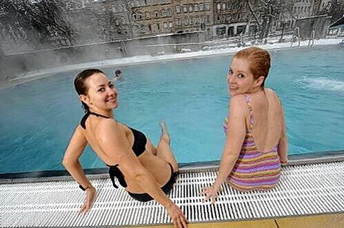 Schöne Aussichten: Nach ihrer Gesellenprüfung entspannte sich Susi (rechts) mit ihrer Freundin Alex bei Minusgraden im wohlig warmen Außenbecken des Nürnberger Südbads.
