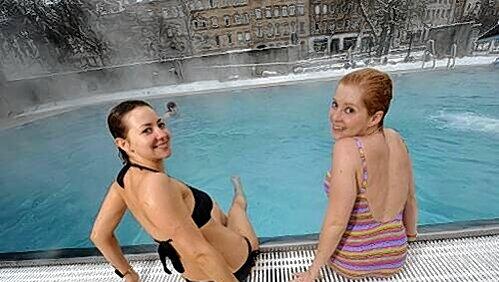 Schöne Aussichten: Nach ihrer Gesellenprüfung entspannte sich Susi (rechts) mit ihrer Freundin Alex bei Minusgraden im wohlig warmen Außenbecken des Nürnberger Südbads. Schöne Aussichten: Nach ihrer Gesellenprüfung entspannte sich Susi (rechts) mit ihrer Freundin Alex bei Minusgraden im wohlig warmen Außenbecken des Nürnberger Südbads.