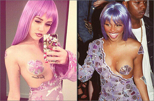 14 Jahre nach Lil Kims Skandalauftritt greift Miley Cyrus das Outfit der Rapperin als Halloween-Kostüm auf.
