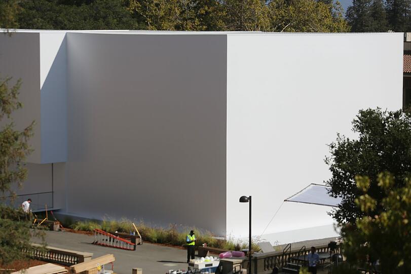 Eine provisorische weiße Halle, die für die Vorstellung neuer Produkte aufgebaut wurde, steht am 09.09. neben dem Flint Center in Cupertino (USA).