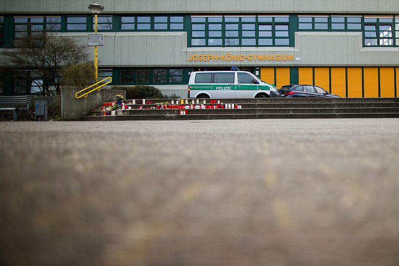 Trauer und Schock in Haltern am See: 16 Schüler und zwei Lehrer des Joseph-Könnig-Gymnasiums sind bei dem tragischen Flugzeugabsturz einer Germanwings-Maschine ums Leben gekommen.