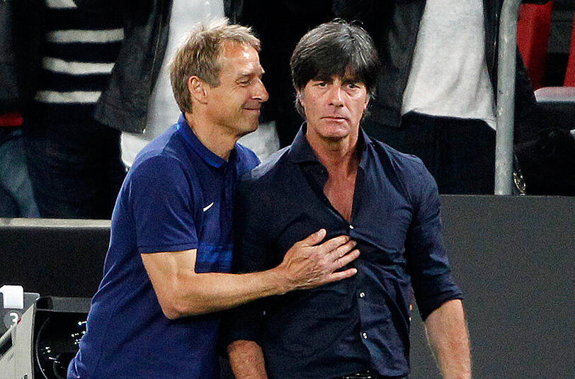 USA-Trainer Jürgen Klinsmann (l) hatte gut Lachen. Ganz im Gegensatz zu Bundestrainer Joachim Löw.