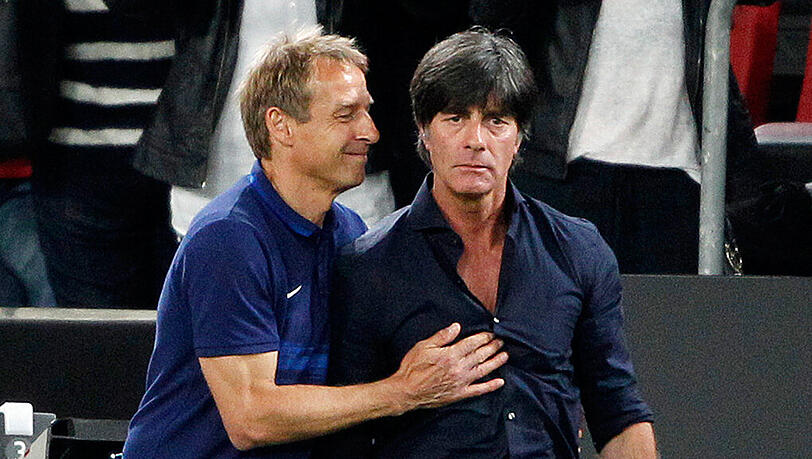 USA-Trainer Jürgen Klinsmann (l) hatte gut Lachen. Ganz im Gegensatz zu Bundestrainer Joachim Löw. USA-Trainer Jürgen Klinsmann (l) hatte gut Lachen. Ganz im Gegensatz zu Bundestrainer Joachim Löw.