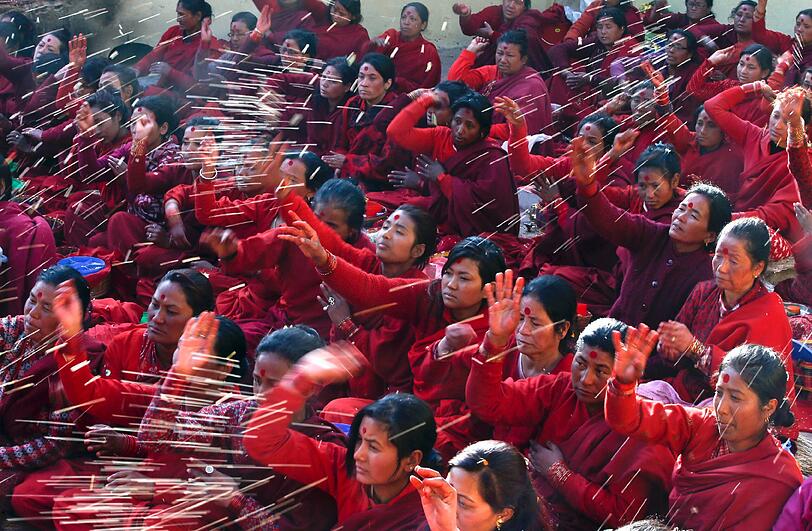 Das Madhav Narayan Festival in Nepal. In dem heiligen Monat besinnen sich die Gläubigen aufs fasten, baden und dem Studium der heiligen Schriften.