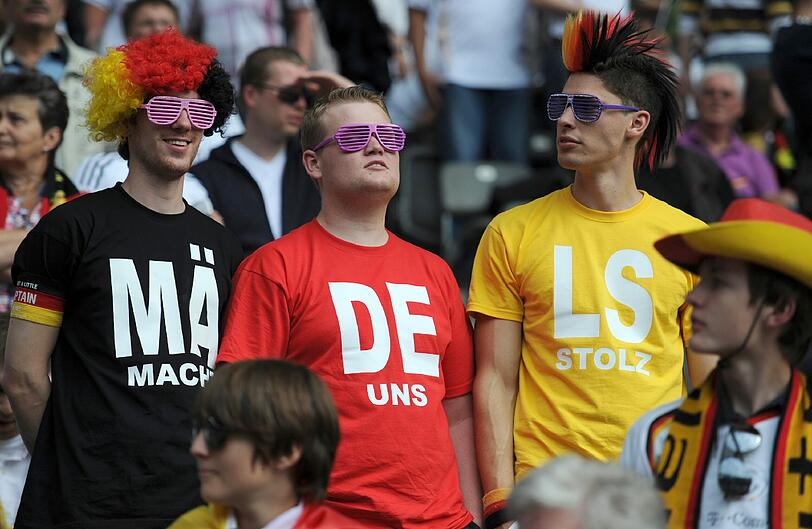 Die Männer unterstützen mit hohen Erwartungen die kickenden Mädels.