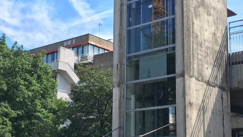 Rettunskräfte und Polizisten stehen auf dem Gelände der Bremer Universität zusammen. In Bremen ist ein Mann nach einer Gewalttat auf das Dach eines Universitätsgebäudes geflohen. Rettunskräfte und Polizisten stehen auf dem Gelände der Bremer Universität zusammen. In Bremen ist ein Mann nach einer Gewalttat auf das Dach eines Universitätsgebäudes geflohen.