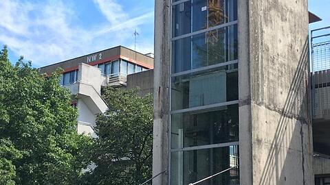 Rettunskräfte und Polizisten stehen auf dem Gelände der Bremer Universität zusammen. In Bremen ist ein Mann nach einer Gewalttat auf das Dach eines Universitätsgebäudes geflohen.