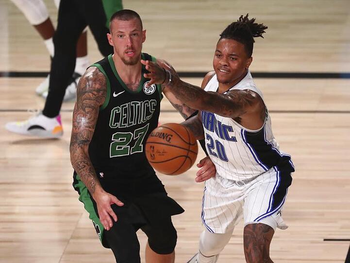 Daniel Theis von den Boston Celtics (l) in Aktion gegen Markelle Fultz (r) von Orlando Magic.