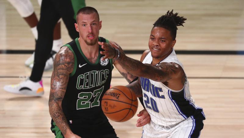 Daniel Theis von den Boston Celtics (l) in Aktion gegen Markelle Fultz (r) von Orlando Magic. Daniel Theis von den Boston Celtics (l) in Aktion gegen Markelle Fultz (r) von Orlando Magic.
