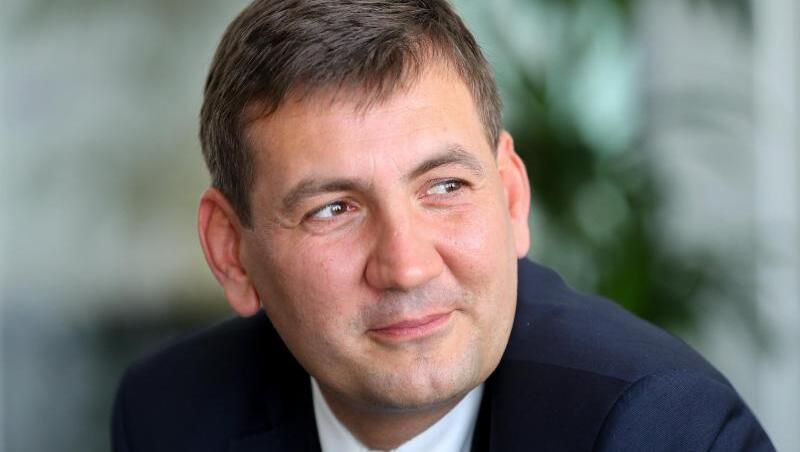 VW-Personalvorstand Gunnar Kilian: "Auch bei Volkswagen werden wir für die Produktion eines Elektroautos weniger Zeit benötigen als für den Bau eines Auto mit klassischem Antrieb." VW-Personalvorstand Gunnar Kilian: "Auch bei Volkswagen werden wir für die Produktion eines Elektroautos weniger Zeit benötigen als für den Bau eines Auto mit klassischem Antrieb."