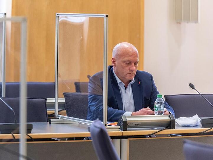 Der Regensburger Ex-Oberbürgermeister Joachim Wolbergs sitzt im Verhandlungssaal. Foto: Armin Weigel/dpa/Archivbild
